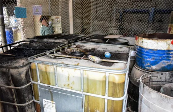 Ảnh: Cận cảnh kho chứa dầu thải của công ty gốm sứ Thanh Hà