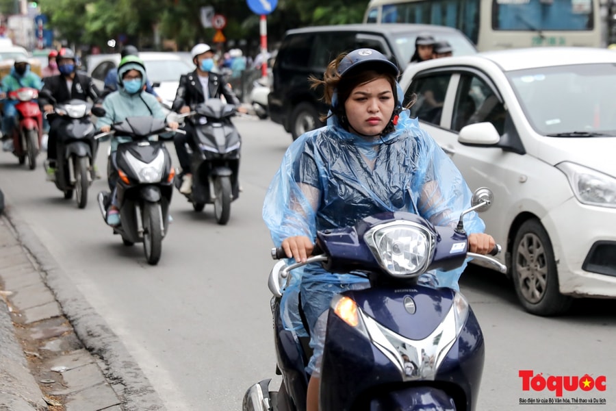 Ảnh: Hà Nội đón lạnh, người dân co ro trên phố