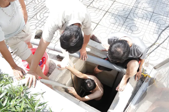 Ảnh: Cảnh công nhân cọ rửa bể nước ngầm 1.000 m3 ở Hà Nội