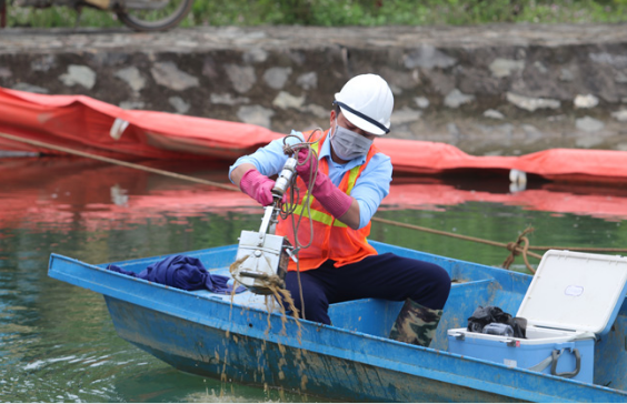 Ảnh: Tiếp tục xử lý môi trường tại nhà máy nước sạch sông Đà sau sự cố nhiễm dầu