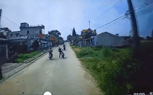 Clip: Đột ngột dựng xe trước mũi ô tô, chàng trai còn có hành động phản cảm