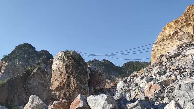 Bị đá lăn từ trên cao xuống, một công nhân tử vong