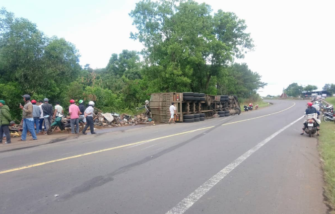 Lật xe container chở phế liệu, 4 người bị thương