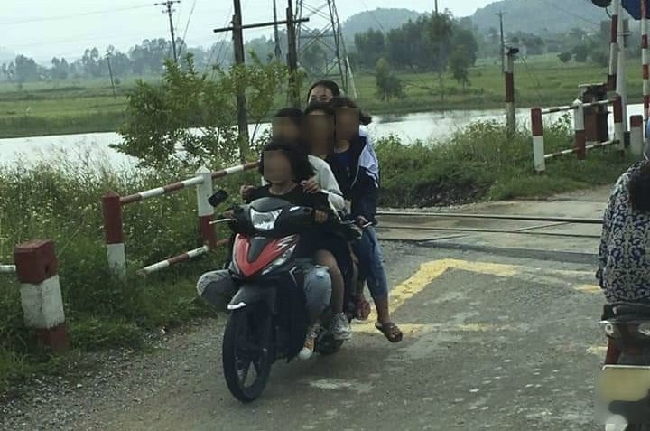 5 cô gái "cưỡi" 1 chiếc xe máy băng qua đường sắt khiến dân tình khiếp vía