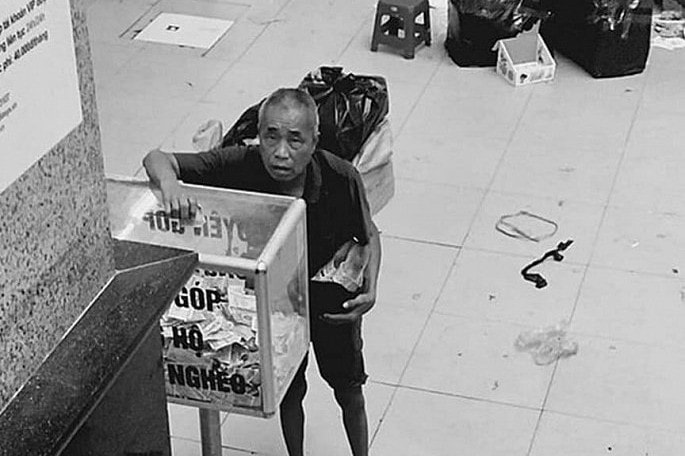 Bức ảnh cụ ông vô gia cư bỏ tiền lẻ quyên góp ủng hộ người nghèo gây xúc động