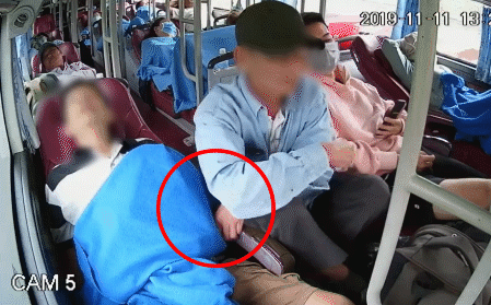 Clip: Ngủ say trên xe khách giường nằm, người đàn ông bị móc trộm tài sản