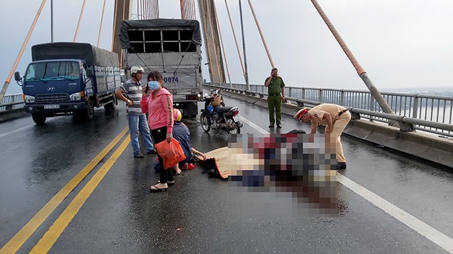 Ô tô tải va chạm xe máy trong cơn mưa, một người tử vong