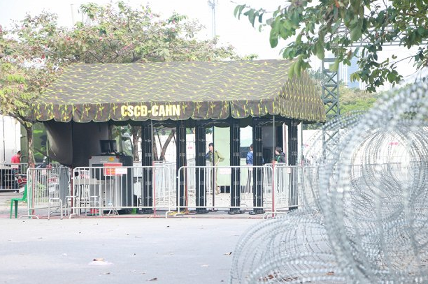 Ảnh: Cận cảnh hàng rào thép gai bảo vệ trận Việt Nam vs Thái Lan