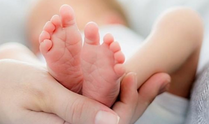 Cháu bé 1 tuổi tử vong do bà cho uống nhầm thuốc tẩy quần áo