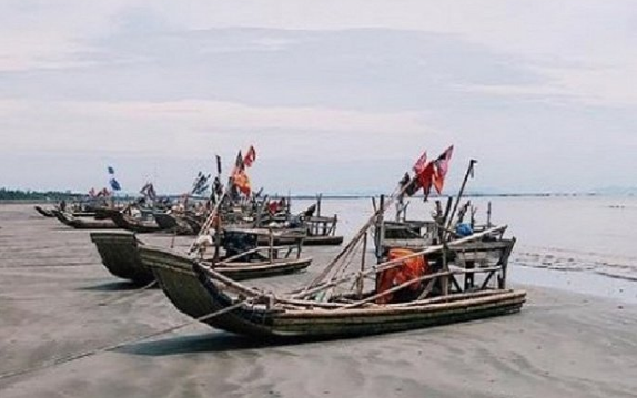 Lật bè, hai cha con rơi xuống biển mất tích