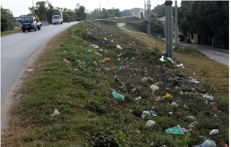 Hà Nội: Đê Hữu Hồng tràn ngập rác thải nhựa