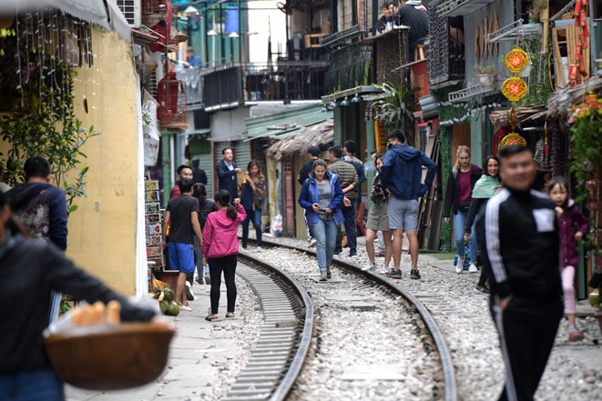 Phố “cà phê đường tàu” Phùng Hưng tái xuất bất chấp lệnh cấm