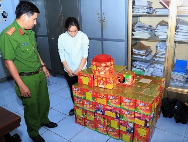 Một phụ nữ mua hơn 200 kg pháo lậu để bán kiếm lời Tết