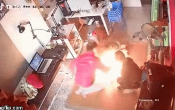 Clip: Bếp gas mini phát nổ khiến cả nhà loay hoay tìm cách dập lửa