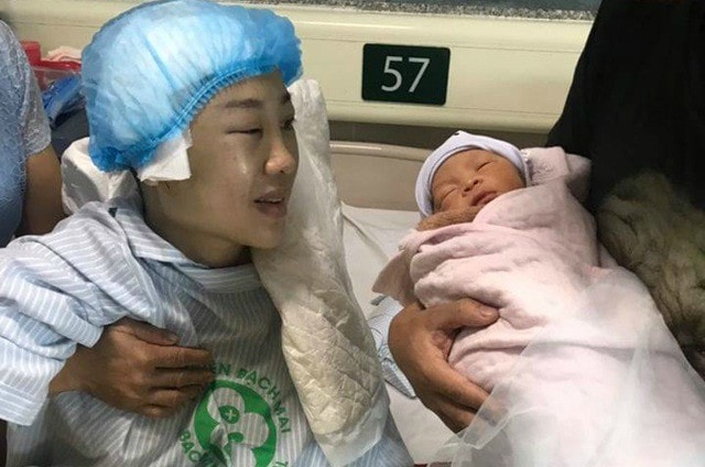 Xót xa bé trai 4 tháng tuổi khát sữa ngóng chờ mẹ thoi thóp nơi bệnh viện