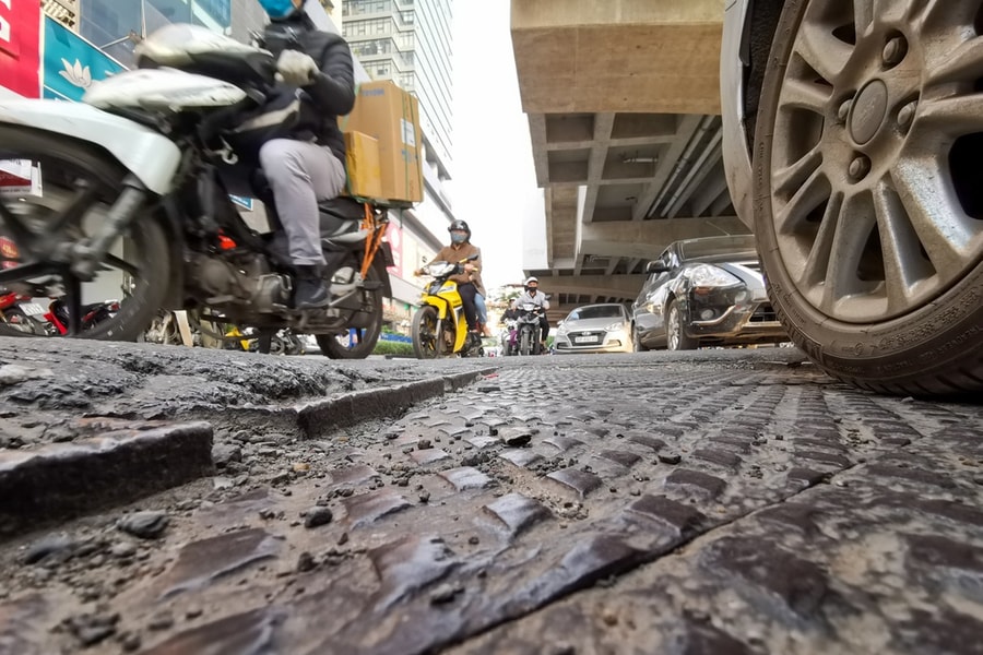 Ảnh: Ma trận ổ gà trên đường Cầu Giấy "giăng bẫy" người đi đường