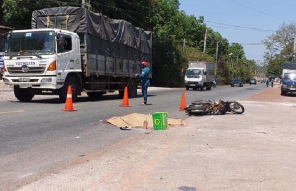 Truy tìm tài xế xe tải cán thương vong 2 mẹ con rồi bỏ chạy ở Bình Dương