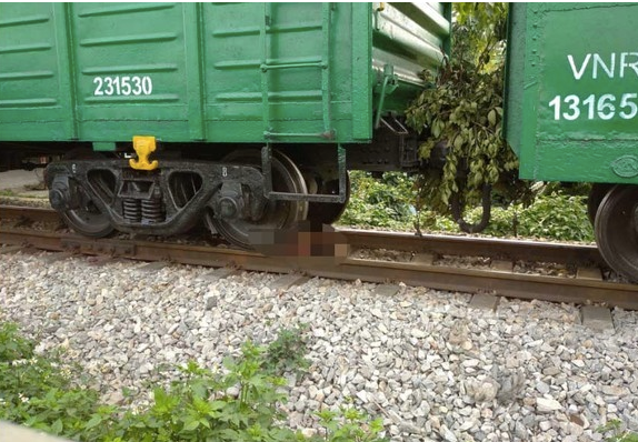 Hà Nội: Băng qua đường sắt, cô gái bị tàu đâm nguy kịch