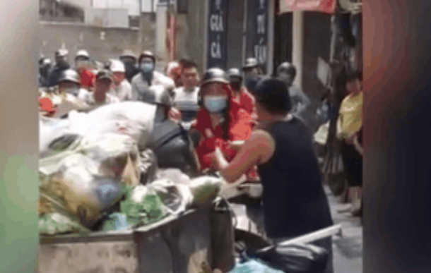 Cô gái đi xe SH bị chỉ trích vì không nhường đường cho xe chở rác gây tắc đường