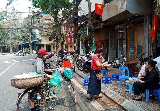Ảnh: Cuộc sống người dân phố Trúc Bạch sau 14 ngày cách ly phòng dịch COVID-19