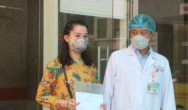 Nữ nhân viên Điện máy Xanh và 2 du khách Anh mắc COVID-19 được xuất viện