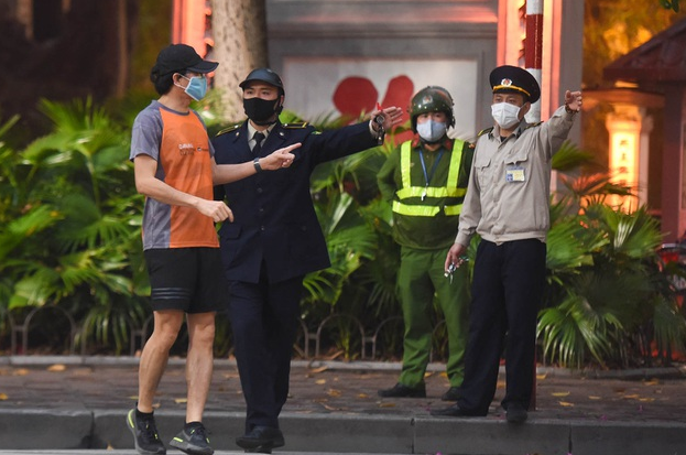 Ảnh: Nhiều người vẫn tập thể dục quanh Hồ Gươm sau lệnh cách ly xã hội