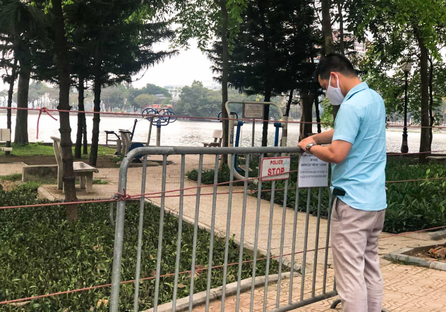 Ảnh: Phường Trúc Bạch rào chắn các điểm tập thể dục để thực hiện cách ly xã hội