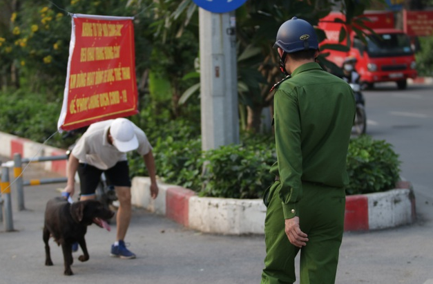 Ảnh: Bất chấp biển cấm, nhiều người nối nhau vào đường đi bộ dài nhất Hà Nội để tập thể dục