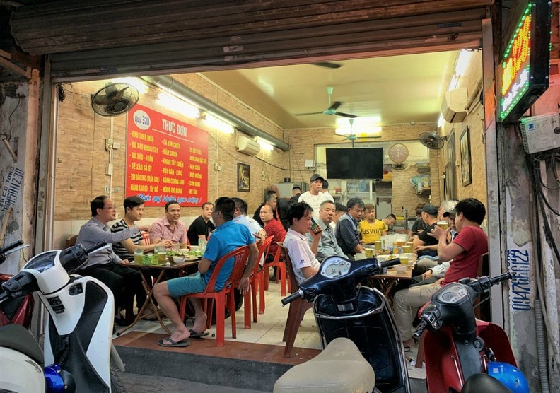 Hà Nội: Quán đông nghịt người sau ít ngày nới lỏng cách ly xã hội