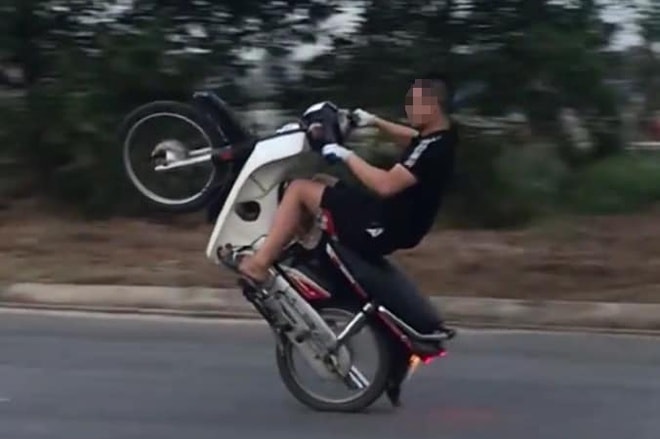 Khoe ảnh lái xe máy bốc đầu trên Facebook, quái xế bị phạt hơn 4 triệu