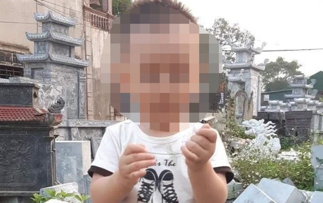 Bé trai 18 tháng tuổi tử vong thương tâm do uống tinh dầu đen đuổi muỗi