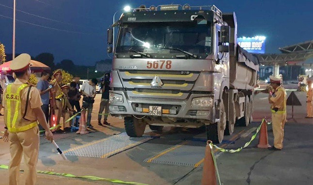 Truy tố nhóm thanh tra giao thông Hà Nội vì nhận hối lộ bảo kê xe quá tải