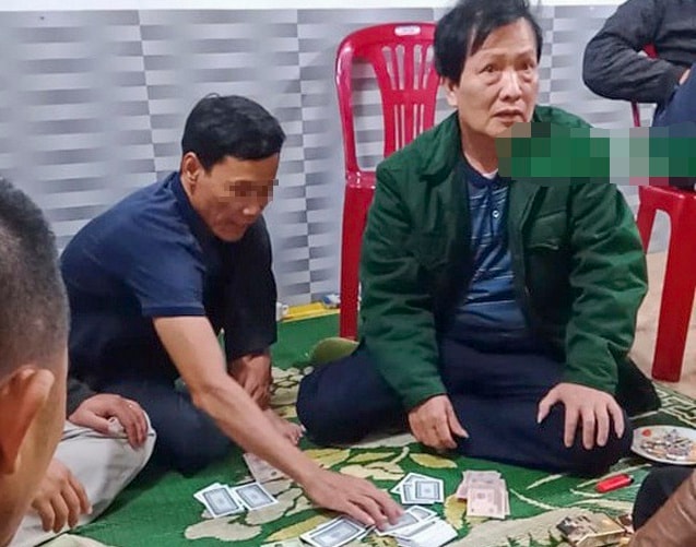 Cách chức Chủ tịch xã đánh bạc trong mùa dịch COVID-19