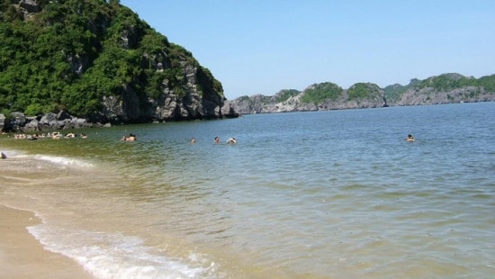 Đi tắm biển, 2 học sinh bị đuối nước