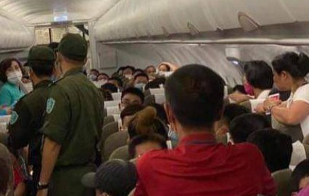 Hai hành khách bị an ninh hàng không áp tải rời máy bay vì gây rối trật tự