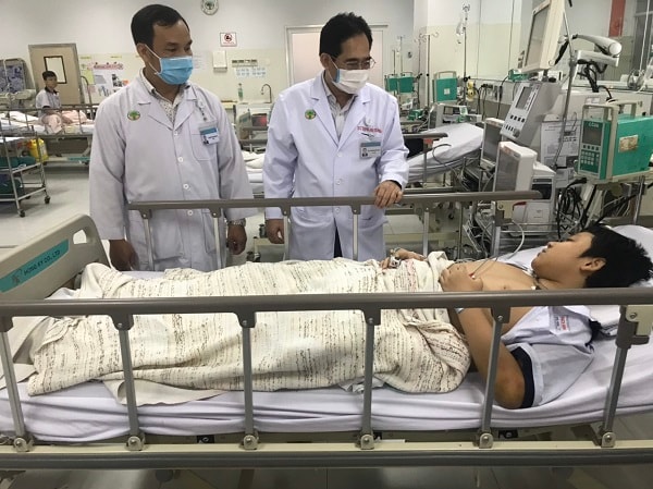 Vụ cây phượng bật gốc ở TP HCM: 2 học sinh chấn thương nặng phải phẫu thuật