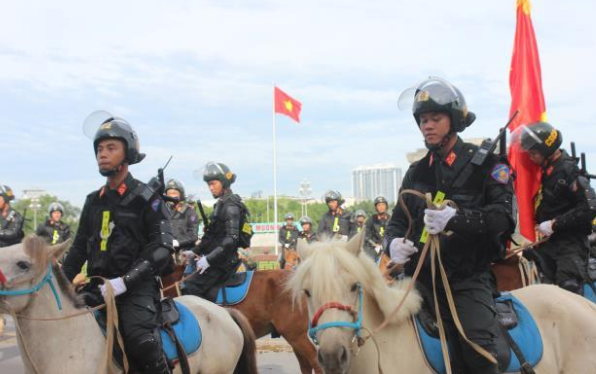 Ảnh: Cảnh sát cơ động Kỵ binh diễu hành trước Lăng Bác và nhà Quốc hội