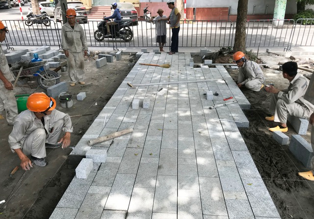 Ảnh: Vỉa hè hồ Gươm được "thay áo mới" bằng đá hoa cương