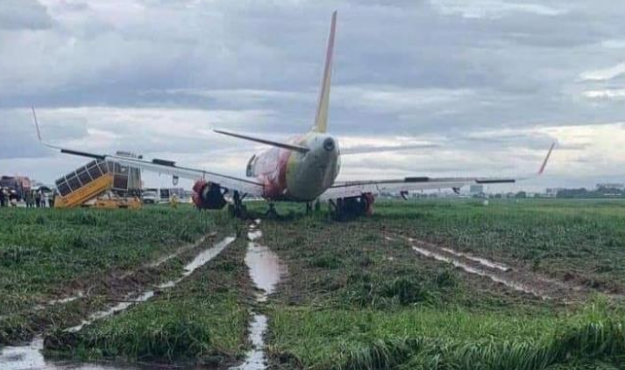 Máy bay hạ cánh trượt khỏi đường băng ở Tân Sơn Nhất