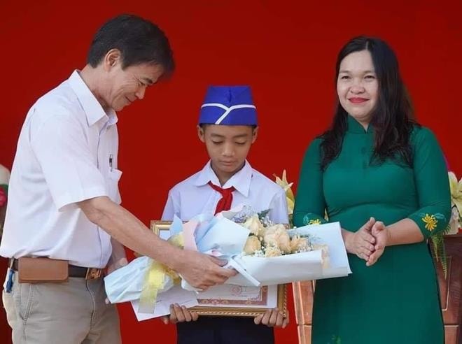 Khen thưởng đột xuất cậu bé dọn rác khơi cống dưới trời mưa