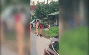 Người đàn ông có hành động 'lạ' rồi lời qua tiếng lại với CSGT gây chú ý MXH