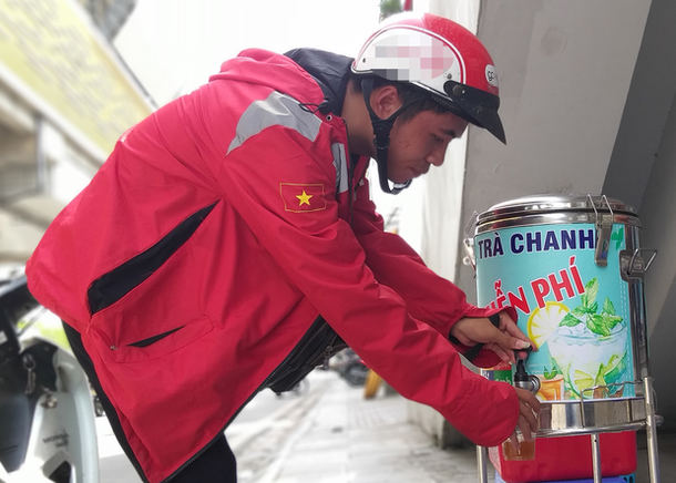 Hà Nội: Mát lòng trà chanh đá miễn phí cho người lao động nghèo giữa nắng nóng kinh hoàng