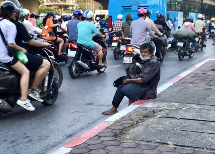 Hà Nội: Người ăn xin 'tràn' ra đường gây mất an toàn giao thông