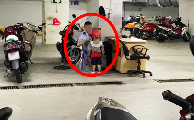 Hình ảnh bác bảo vệ ân cần đội mũ bảo hiểm cho cậu bé và câu chuyện nhỏ khiến dân mạng ấm lòng
