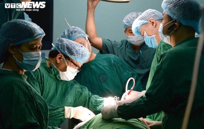 Phẫu thuật cắt bướu giáp khổng lồ cho người phụ nữ