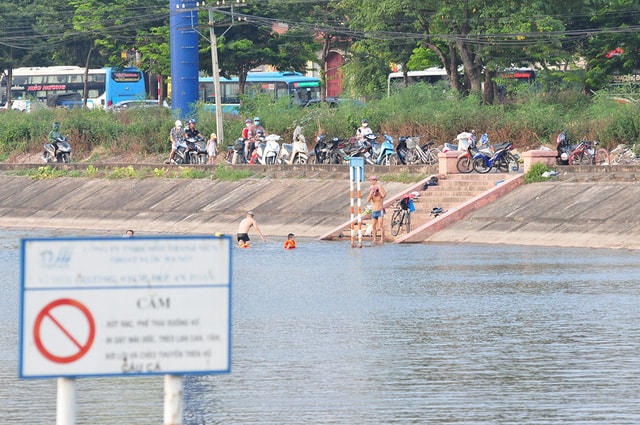 Ảnh: Bất chấp nguy hiểm, người dân Thủ đô tấp nập ra hồ Linh Đàm tắm "giải nhiệt"