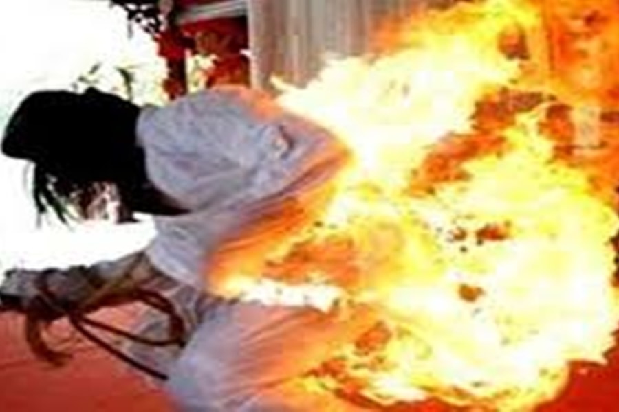 Chồng châm lửa đốt phòng ngủ khiến vợ con bỏng nặng