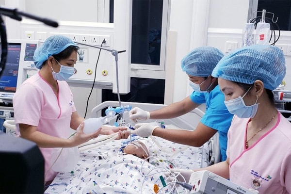 2 bé Trúc Nhi - Diệu Nhi có dấu hiệu ổn định sau khi mổ tách dính