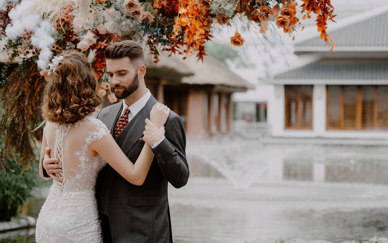 Hot vblogger tiết lộ lý do các cặp đôi “mê mẩn” tiệc cưới tối giản 