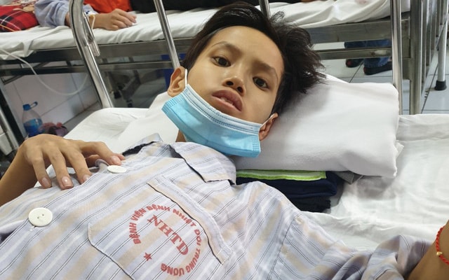 Nghẹn lòng cậu bé mồ côi cha, bụng to như trống vì bệnh tật